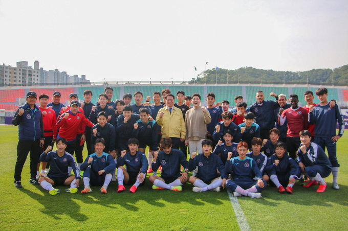 트로트가요 예능프로 ‘보이스트롯’ 우승자이자 안양시 홍보대사인 가수 박세욱이 지난 15일 FC안양의 홈 경기장인 안양종합운동장을 방문, FC안양 선수단과 기념촬영을 하고 있다. (사진=FC안양 제공)