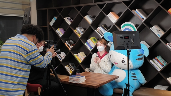 양주시 청년센터에서 개소 1주년을 맞아 축하영상 인터뷰를 진행하고 있다. (사진=양주시 제공)
