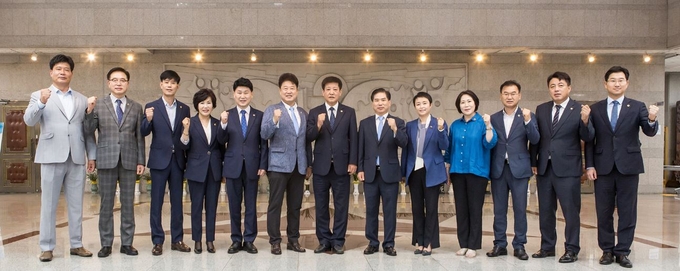 경기도의회 안전행정위원회가 기념 촬영을 하고 있다. (사진=경기도의회 제공)
