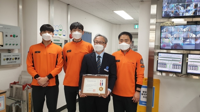 코레일 수도권 광역본부 구로역 역무팀장이 고객의 생명을 구한 공로로, 서울시 하트세이버에 선정되었다. (사진= 코레일 수도권 광역본부 제공)