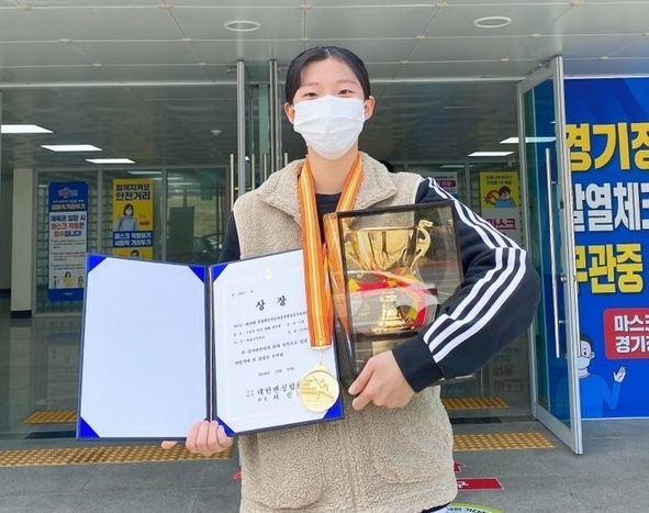 18일 전남 해남군 동백체육관에서 열린 제49회 회장배 전국남녀종별 펜싱선수권대회 여자고등부 에뻬 개인전에서 우승을 차지한 이예빈(화성 향남고)이 기념촬영을 하고 있다. (사진=화성 향남고 펜싱부 제공)