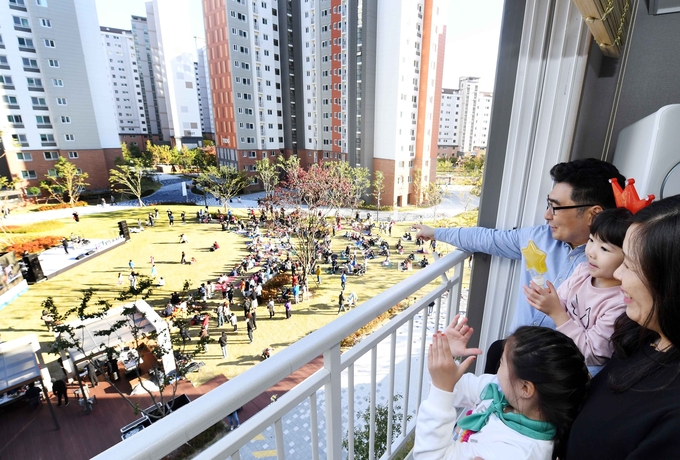 남양주 위스테이별내 아파트 단지 입주민들이 베란다 콘서트를 관람하고 있다. (사진=위스테이별내 제공)