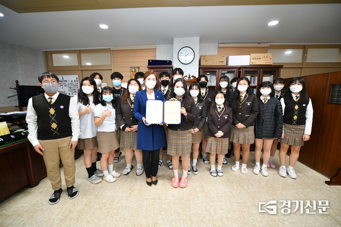 손세화 포천시의장은 찾아가는 방식으로 제29회 경기도 청소년연극제 북부권역 예선대회 금상을 시상했다. (사진=포천시의회 제공)