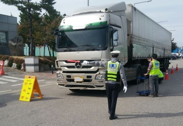 김포시와 김포경찰사가 화물과적차량을 단속하고 있다. (사진=김포시 제공)
