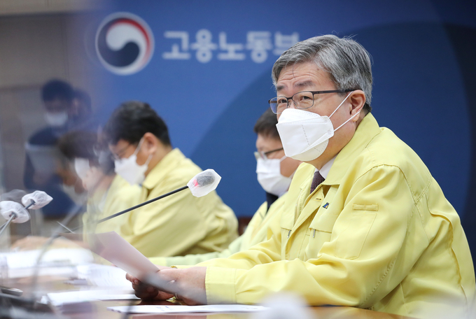 이재갑 고용노동부 장관이 19일 오전 세종시 정부세종청사에서 열린 고용노동 위기 대응 TF 대책 회의를 주재하며 발언하고 있다. (사진=연합뉴스 제공)