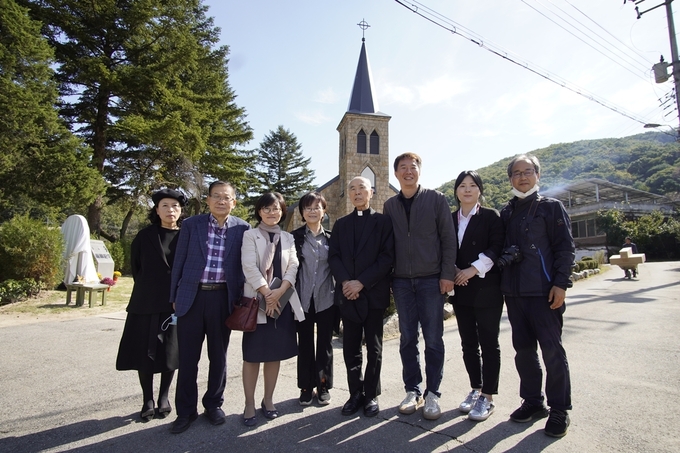 파주 갈곡리를 찾은 최창무 대주교와 함께한 다큐제작 관계자들. (사진=파주시 제공)