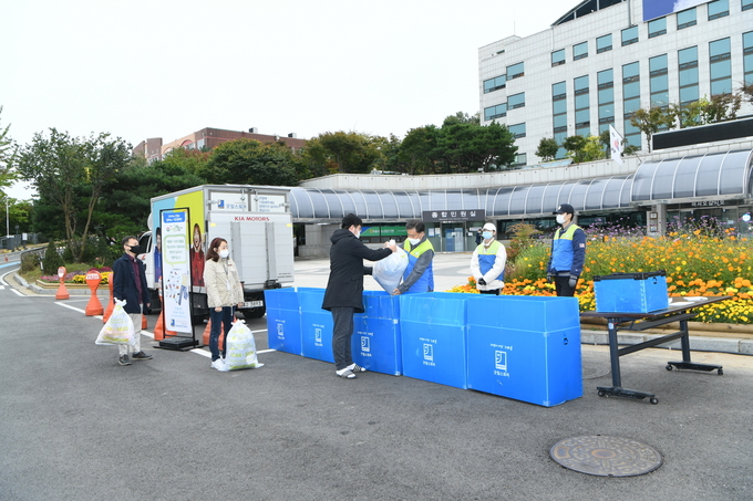 구리시는 지난 14일부터 16일까지 3일간 KB금융과 함께 두 번째 재활용품 기증 ‘구리시 나눠드림 캠페인’을 진행했다. (사진=구리시 제공)