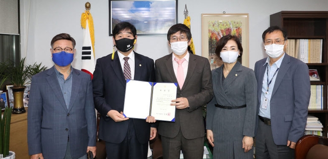 구리시의회는 지난 15일 김종복 변호사(엘케이비앤파트너스)와 서응원 변호사(서응원 법률사무소)를 입법 및 법률고문으로 신규 위촉했다. (사진=구리시의회 제공)
