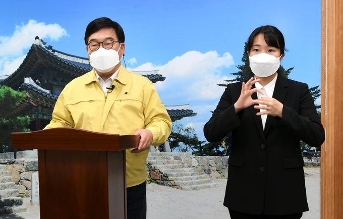 신동헌 시장이 시청 6층 시장실에서 관내 SRC재활병원에서 발생한 코로나19 집단감염 관련, 시정 브리핑을 발표하고 있다..