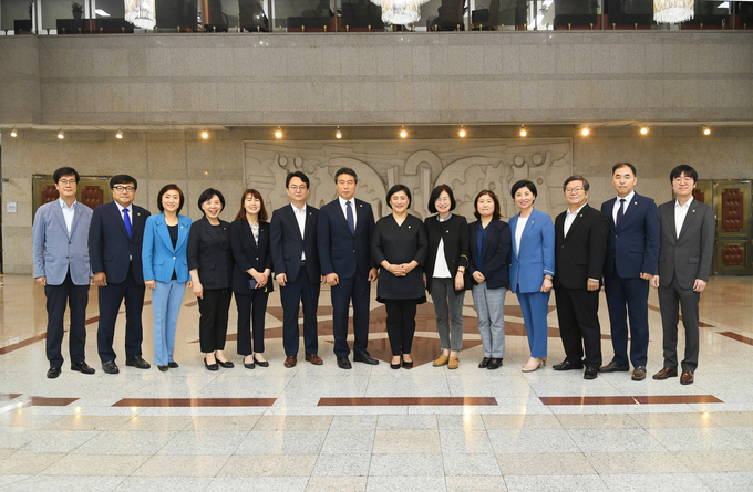 경기도의회 경제노동위원회 소속 의원들이 기념촬영을 하고 있다. (사진=경기도의회 제공)