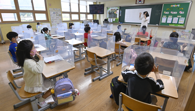 지난 9월 21일 군포시 산본동 한얼초등학교에서 학생들이 가림막이 설치된 책상에서 수업을 받고 있다. (사진=경기신문 DB)