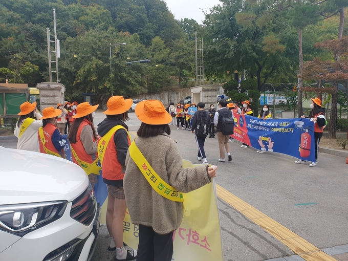 남양주 청학고등학교 119소년단이 별내면 일대에서 주택용 소방시설 설치 홍보를 하고 있다. (사진=남양주소방서 제공)