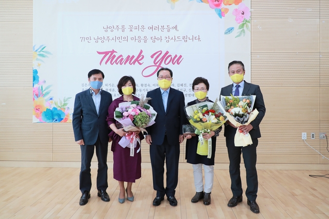 (왼쪽부터) 복지국장 이군희, 김은주 한국생활개선남양주시연합회 회장, 조광한 남양주시장, 허기순 퇴계원읍 새마을 부녀회 회장, 황은주 ㈜티오피퍼니처 대표 배우자9대리 수상). (사진=남양주시 제공)