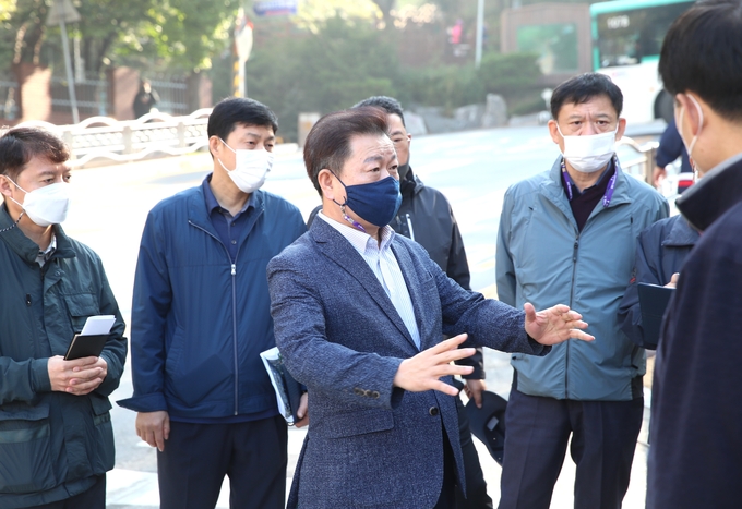 박승원 광명시장이 시민 불편 해소와 시민 소통을 위한 현장 행보에 나섰다. (사진=광명시 제공)
