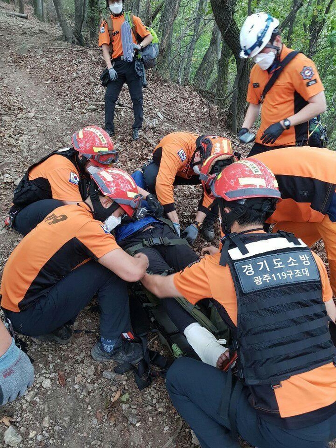 소방대원들이 산악사고를 당한 부상자를 구조하고 있다(사진=경기도소방재난본부 제공)