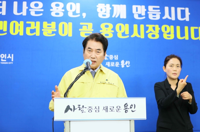 온라인 방송 '시민과의 대화'를 통해 코로나19 극복 위한 정책을 설명하는 백군기 용인시장. (사진=용인시 제공)