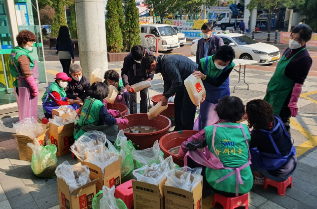 오산시 대원동 새마을부녀회는 지난 19일 오산시의회 김명철·한은경 의원, 부녀회원 등 12명이 참석한 가운데 ‘사랑의 고추장 나눔’ 행사를 진행했다. (사진=대원동 제공)