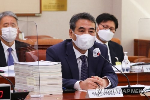 민중기 서울중앙지방법원장이 20일 서울 여의도 국회 법제사법위원회에서 열린 서울고법·수원고법과 산하 법원들에 대한 국정감사에서 답변하고 있다. 사진=연합뉴스 