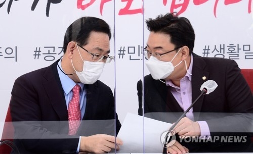 국민의힘 주호영 원내대표(왼쪽)와 김성원 원내수석부대표가 20일 오전 서울 여의도 국회에서 열린 원내대표단회의에서 이야기하고 있다. (사진=연합뉴스 제공)