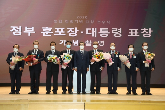 남양주 진건농협 안성기 조합장이 지난 7일 농업·농촌과 지역사회 발전에 이바지 한 공로를 인정받아 ‘농협중앙회 창립 59주년 기념 정부 훈포장 시상식’에서 대통령 표창을 수상했다. (사진=농협 남양주시지부 제공)