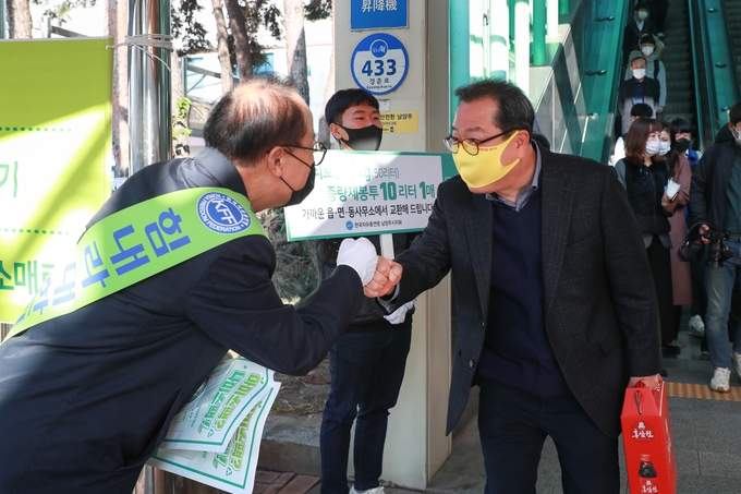 조광한 남양주시장이 20일 쓰레기 배출량 20% 줄이기 실천을 위한 릴레이 캠페인을 펴고 있는 한국자유총연맹 남양주시지부 관계자와 주먹인사를 하고 있다. (사진=남양주시 제공)