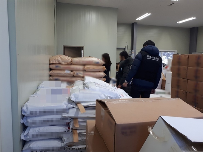 경기도 특별사법경찰단이 무자격자 조제 판매 등 의약품 유통관리 불법행위에 대한 조사를 진행하고 있다(사진=경기도 제공)