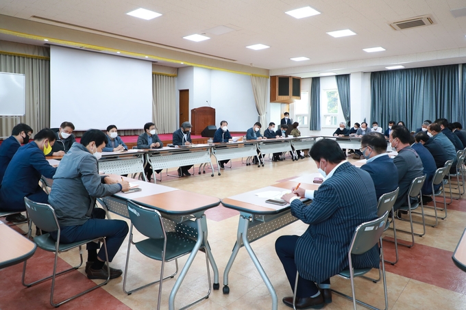 남양주시는 지난 20일 조광한 시장 등이 참석한 가운데 농업기술센터에서 아이스팩 건조 배출 시연회를 열고 아이스팩을 더욱 효과적으로 배출하고 처리할 수 있는 방법 등을 논의했다. (사진=남양주시 제공)