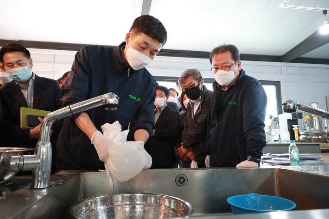 조광한 남양주시장이 아이스팩 건조 배출 시연을 지켜보고 있다.