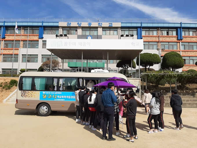 안양동안경찰서가 안양 평촌 학원가에서 이동 상담센터를 운영하고 있다. (사진=안양동안경찰서 제공)