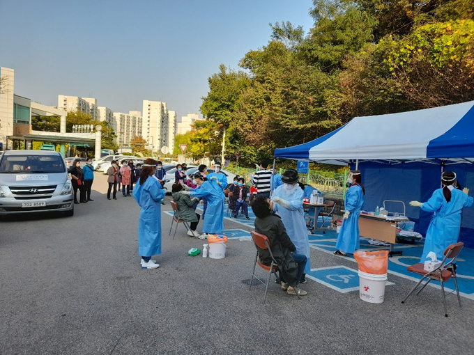 광명시가 코로나19 고위험군에 선제적으로 대응코자 각종시설 종사자를 대상으로 코로나19 전수 검사를 하고 있다. (사진=광명시 제공)