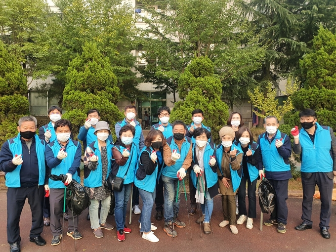 지난 19일 오산 대원동 주민자치위원회가 깨끗하고 살기 좋은 마을 환경 조성을 위한 환경정화활동을 실시했다. 사진은 대원동 주민자치위원회 위원 23명 등이 기념촬영을 하고 있는 모습. (사진=대원동 주민자치위원회 제공)