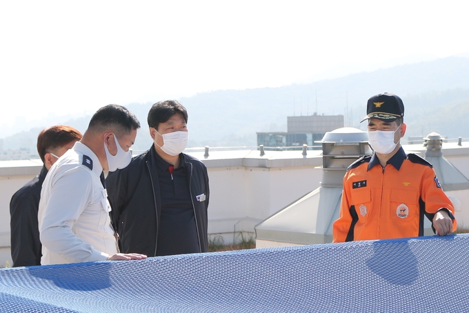 구리소방서는 지난 20일 관내 고층 건물의 화재 예방과 자율안전관리능력 향상을 위해 수택동에 위치한 고층 주상복합 건물 클래시아를 대상으로 안전컨설팅을 실시했다. (사진=구리시 제공)