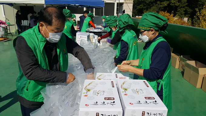 과천시새마을회가 홀몸 노인에게 보낼 도시락을 만들어 생일축하 선물과 함께 전달했다. (사진=과천시새마을회 제공)