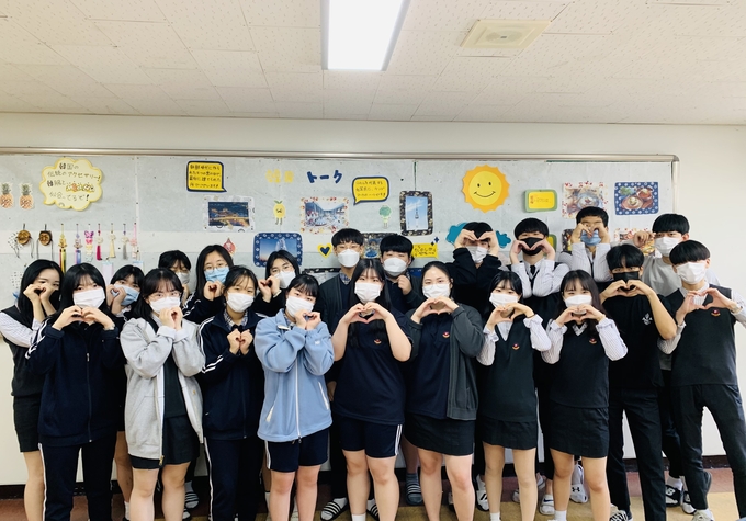 구리시는 지난 19일 토평고등학교 의학동아리 ‘동의보감’에서 코로나19와 사투를 벌이며 G-방역(Guri)에 총력을 기울인 800여 구리시 공직자와 최일선 의료진에게 감사의 마음을 담은 손편지와 격려품을 전달했다. (사진=구리시 제공)