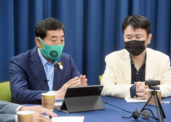 윤화섭 안산시장이 21일 ‘안전 안산을 이야기하다!’라는 주제로 시 공식 유튜브 생방송을 진행, 시민들과 안전대책을 공유하고 있다. (사진=안산시 제공)