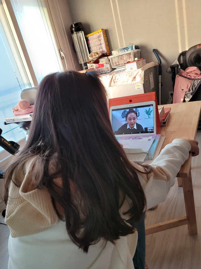 드림스타트 아동이 영어 교육 영상을 시청하고 있다. (사진=수원시 제공)