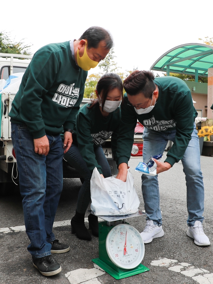 조광한 시장이 시 홍보대사 김종석씨, 박민영 아나운서와 함께 아이스팩 무게를 재고 있다. (사진=남양주시 제공)