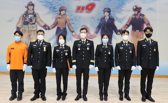 오산소방서는 22일 소방서 대회의실에서 하반기 직장교육 훈련 및 업무유공자에 대한 표창 및 소중한 생명을 구한 구급대원에 대한 하트세이버 수여식을 진행했다..(사진= 오산소방서 제공)