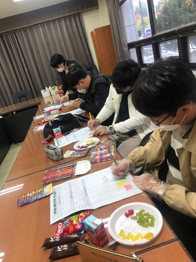 경인지방통계청 수원사무소가 주관하는 통계체험 프로그램에 참여한 장애인 취업준비생들이 통계를 작성하고 있다. (사진=한국장애인고용공단 경기지역본부)