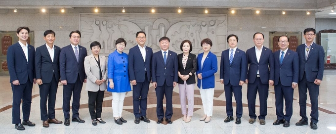 경기도의회 교육행정위원회가 기념 촬영을 하고 있다. (사진=경기도의회 제공)