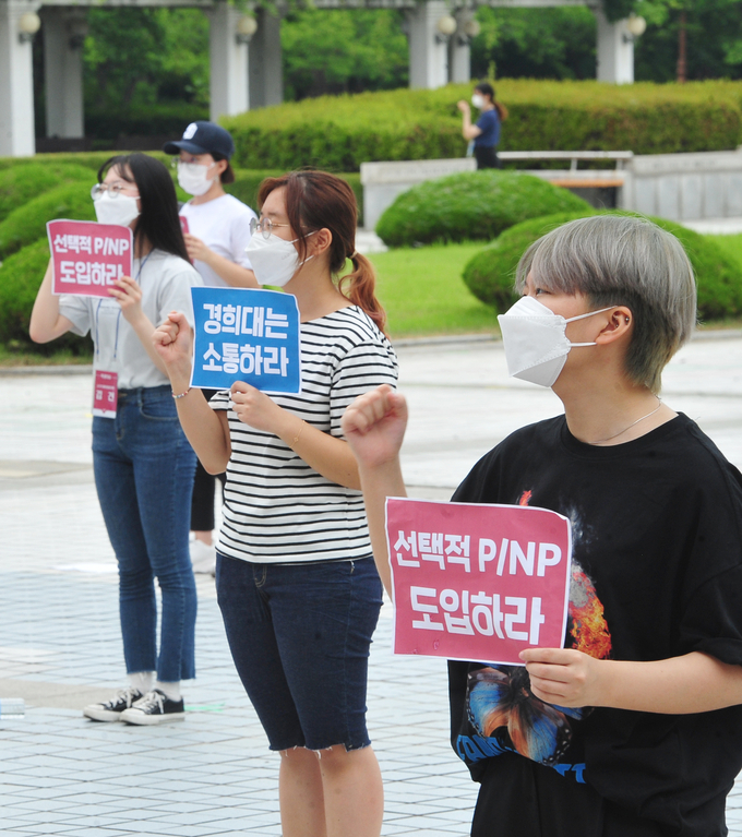 지난 6월 용인시 경희대학교 국제캠퍼스에서 열린 '경희대학교 학생의 권리를 되찾기 위한 경희인 집중공동행동'에 참가한 학생들이 등록금 반환 등을 촉구하고 있다. (사진=조병석 기자)