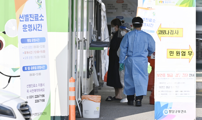 22일 수원시에서 일가족 5명이 코로나19 확진 판정을 받았다. 사진은 대한감염학회 등 감염학계가 사회적 거리 두기 3단계 격상을 요구한 8월 24일 수원시 팔달구보건소 선별진료소에서 의료진들이 분주히 움직이고 있는 모습이다. (사진=황준선 수습기자)