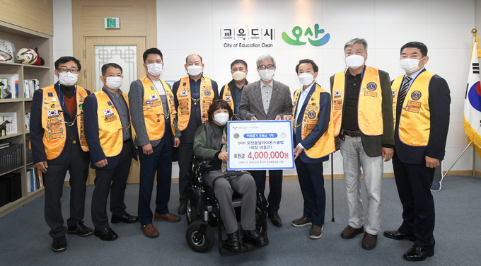 오산운암라이온스클럽에서 코로나19 극복과 지역사회 복지증진을 위한 이웃돕기 후원금 400만원을 기탁했다. (사진=오산시 제공)