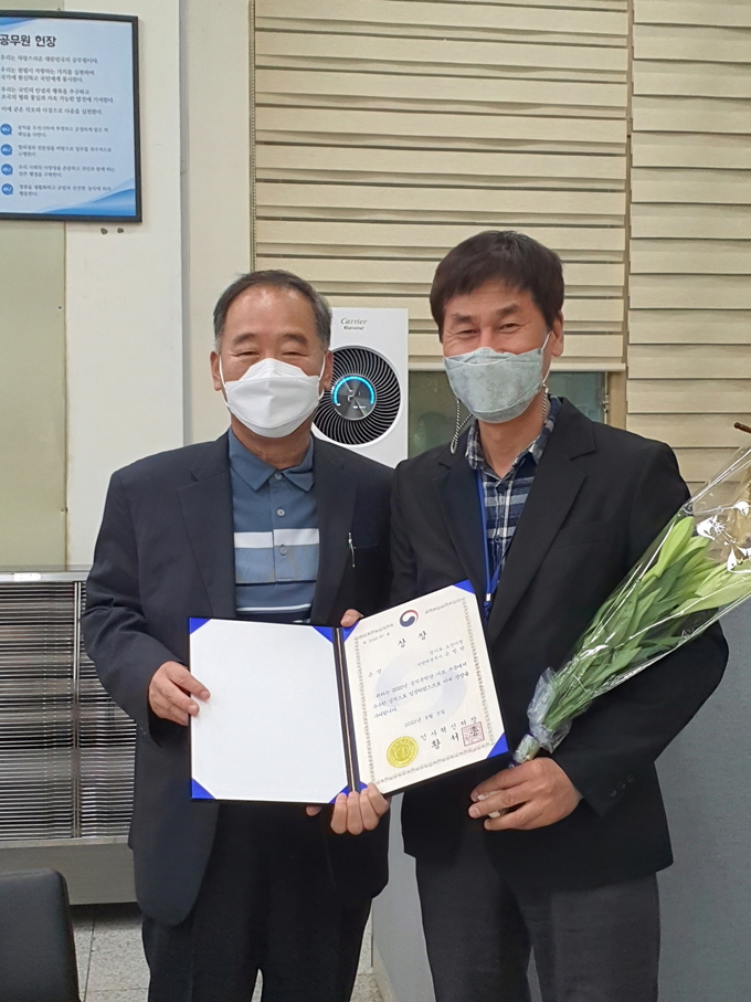 오산시 징수과에서 근무하는 손창완 스마트징수팀장이 올해 공직문학상에서 시조 ‘백목련’을 출품해 은상을 수상하는 영예를 안았다. (사진=오산시 제공)
