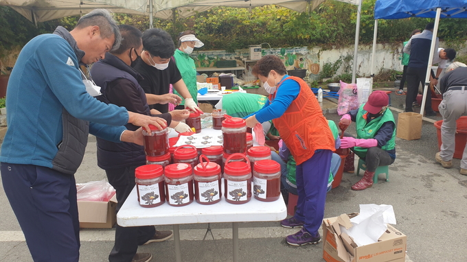 오산시 새마을부녀회외 회원 30여 명이 고추장을 정성들여 담그고 있다. (사진=초평동 행정복지센터 제공)