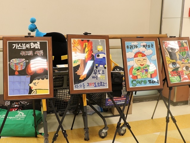 오산소방서는 오는 11월 1일부터 1개월간 ‘2020 어린이 불조심 포스터 그리기 공모전’을 개최한다. 사진은 2019년 어린이 불조심 포스터 그리기 공모당선작. (사진=오산소방서 제공)