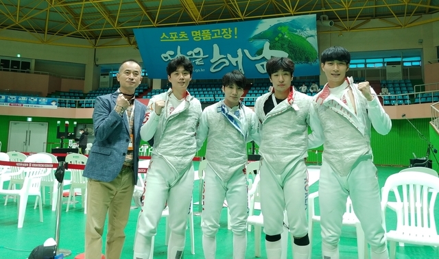 23일 전남 해남군 우슬체육관에서 막을 내린 제49회 회장배 전국남녀종별펜싱선수권대회 남자일반부 플러레 단체전에서 우승을 차지한 화성시청 펜싱 플러레 팀이 기념촬영을 하고 있다. (사진=화성시청 펜싱부 제공)