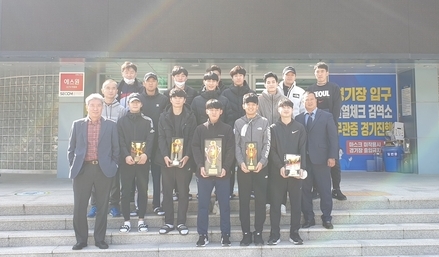23일 전남 해남군 우슬체육관에서 막을 내린 제49회 회장배 전국남녀종별펜싱선수권대회 남자일반부 플러레 단체전에서 1위, 에뼤와 사브르에서 3위에 오르는 등 전 종목에서 입상한 화성시청 펜싱부가 기념촬영을 하고 있다. (사진=화성시청 펜싱부 제공)