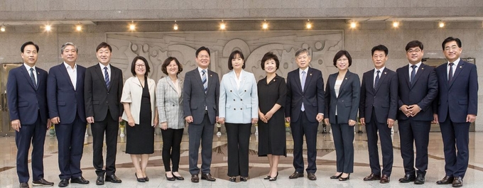 경기도의회 교육기획위원회가 기념 촬영을 하고 있다. (사진=경기도의회 제공)