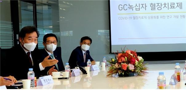 김한정 코로나 국난극복본부방이 지난 22일 오후 이낙연 국난극복-K뉴딜위원장을 수행해 GC녹십자 R&D센터를 방문, 코로나19 혈장치료제 개발 상황을 점검하고 현황을 청취했다고 밝혔다. (사진=김한정 의원실 제공)